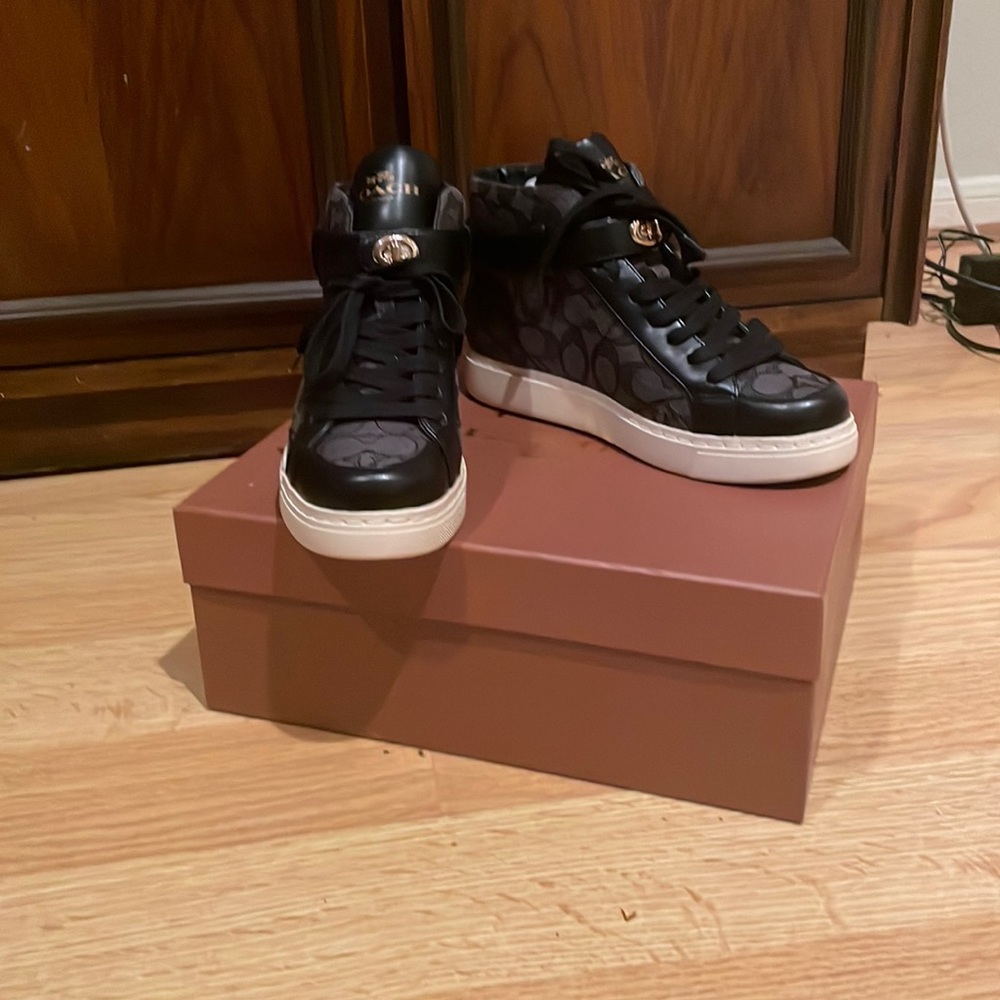 NEW IN BOX!! Beautiful COACH Ray Outline Sig/Sport Nap